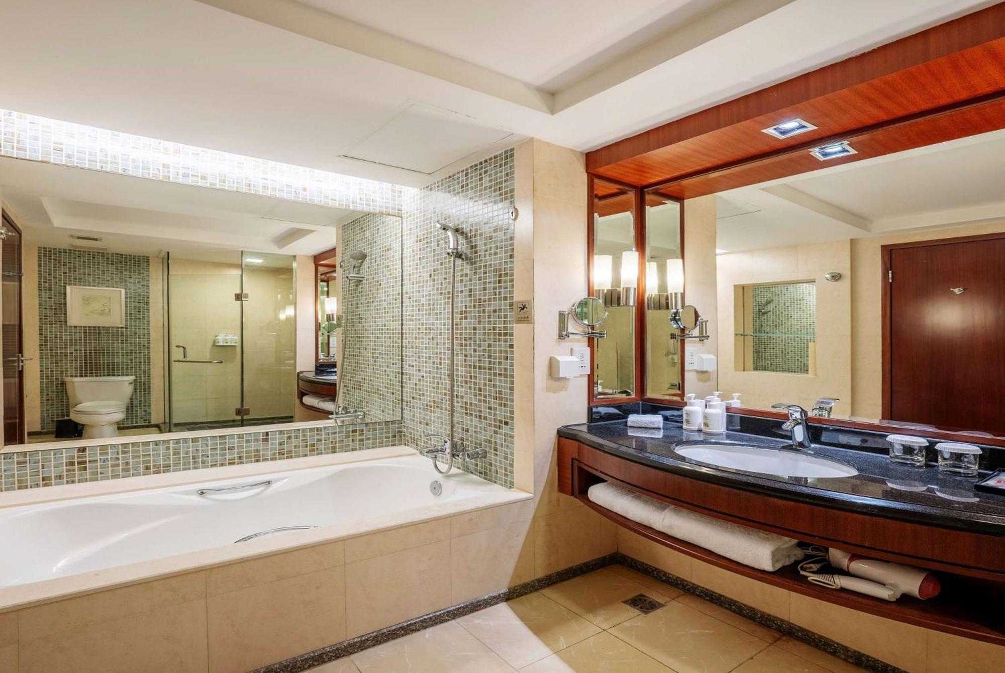 Отель Ramada Beijing North Changping Экстерьер фото