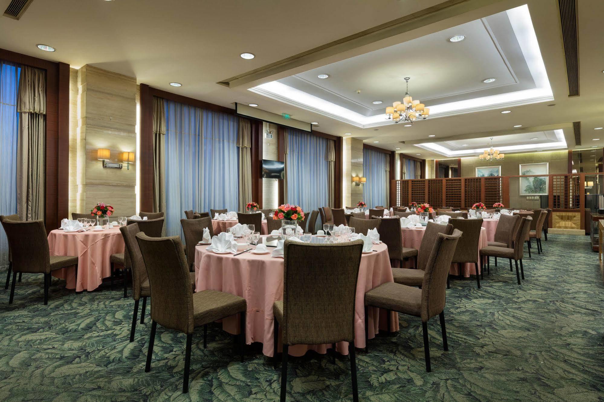 Отель Ramada Beijing North Changping Экстерьер фото