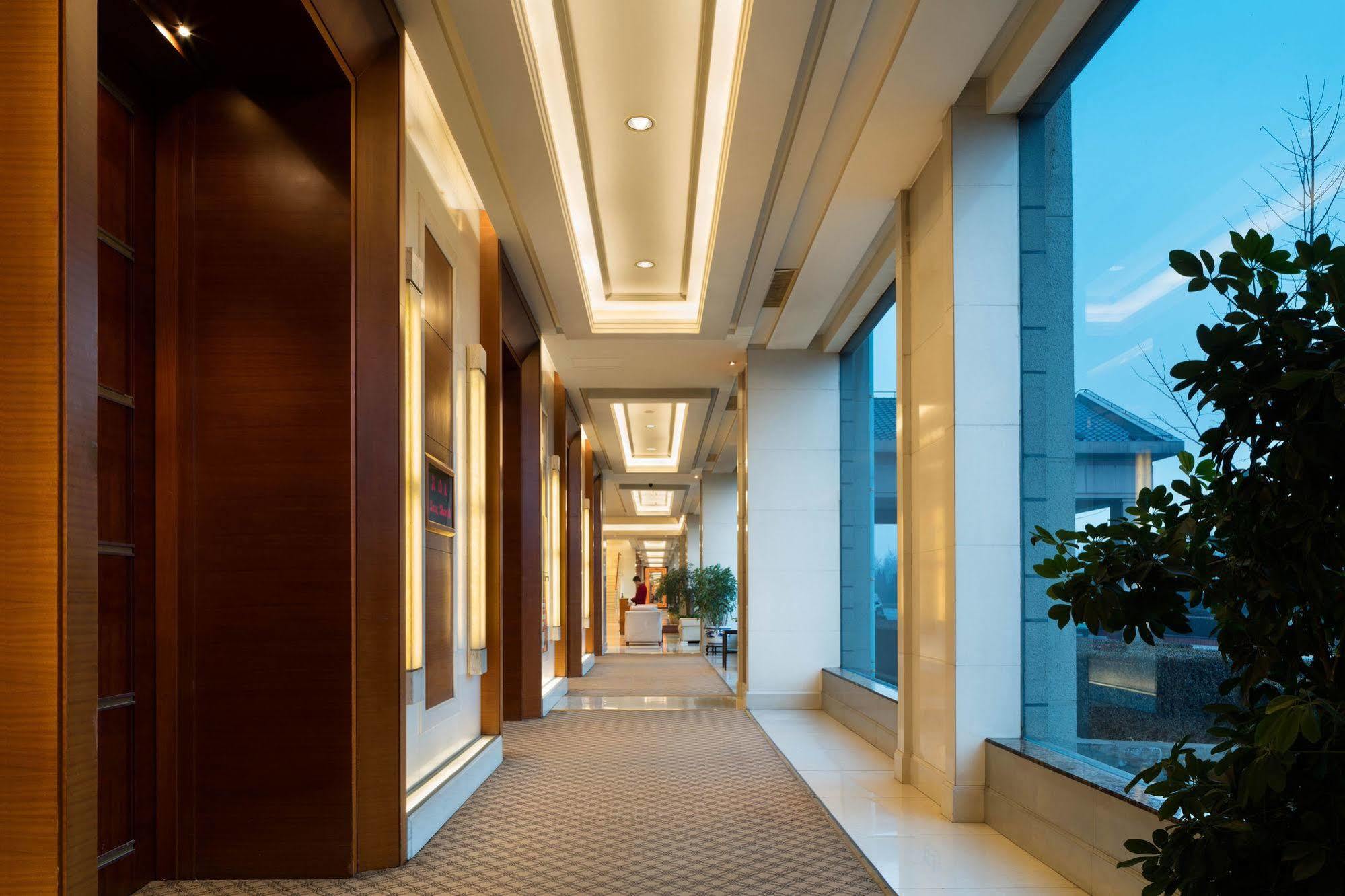Отель Ramada Beijing North Changping Экстерьер фото